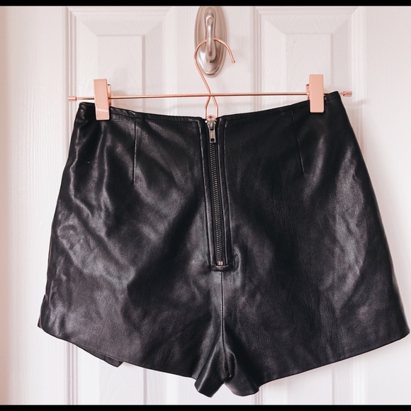 TOPSHOP | black faux leather Moto shorts - Picture 2 of 3